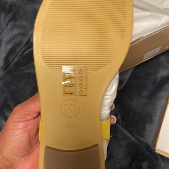 Michael kors mk plate thong golden yellow . - Picture 4 of 6